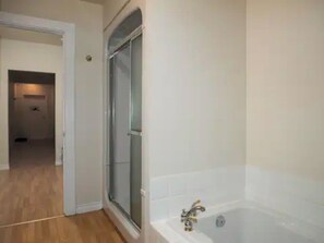 Bathroom - Spacious and spotless two-bedroom suite with full kitchen and livingroom. (Chaput Hughes)