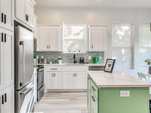 冷蔵庫、電子レンジ、オーブン、コンロ