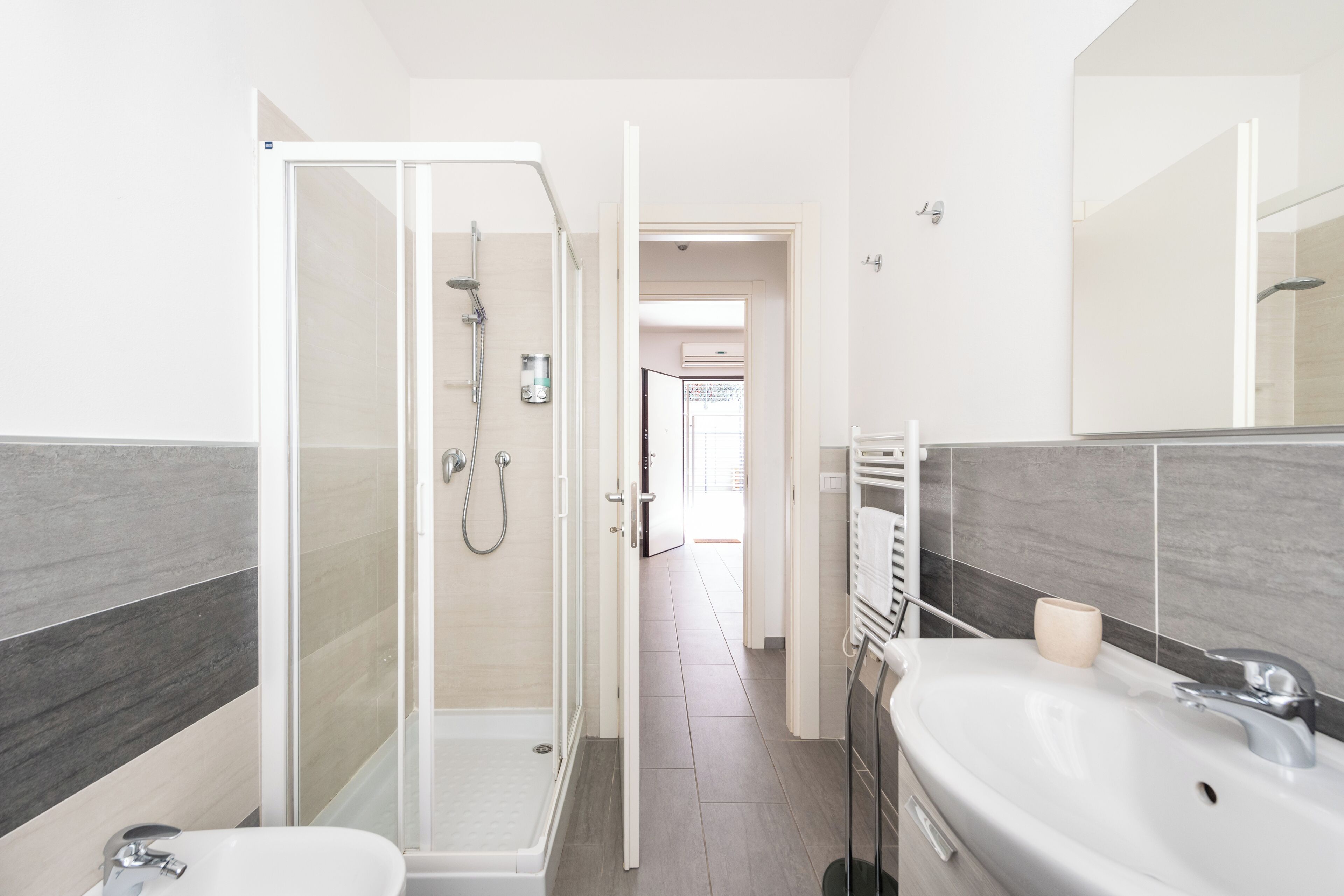 Dusche, Haartrockner, Bidet, Handtücher