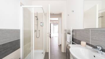 Doccia, asciugacapelli, bidet, asciugamani