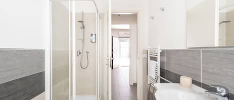Dusche, Haartrockner, Bidet, Handtücher