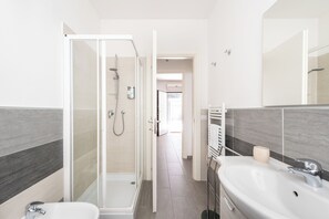 Shower, hair dryer, bidet, towels - Nuovo Appartamento Centrale con Garage (Firenze)
