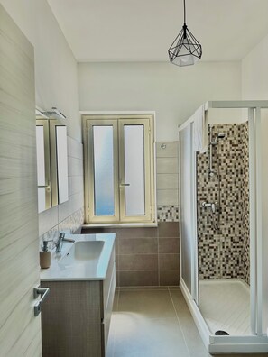 Ducha, secador de pelo, bidé y toallas