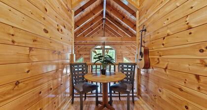 Red River Gorge Lakeside Cabin retreat! 4 bed 4 bath with a Hot Tub