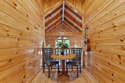 Red River Gorge Lakeside Cabin retreat! 4 bed 4 bath with a Hot Tub