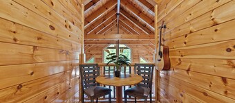 Red River Gorge Lakeside Cabin retreat! 4 bed 4 bath with a Hot Tub