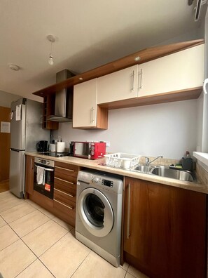 Wasserkocher mit Kaffee-/Teezubehör, Kühlschrank, Mikrowelle, Ofen