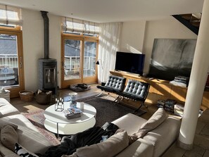 Smart TV, fireplace, DVD player, offices