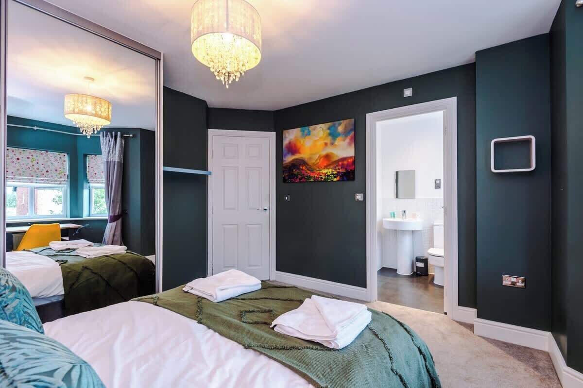 5 slaapkamers, een strijkplank/strijkijzer, wifi, beddengoed