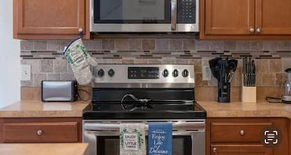 Spacious 4-bedroom townhome with Cable and WiFi in charming Sanford