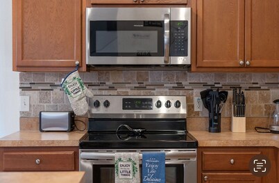 Spacious 4-bedroom townhome with Cable and WiFi in charming Sanford