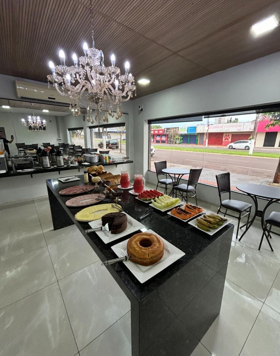 Café da manhã completo grátis todos os dias