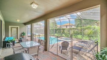 Een verwarmd zwembad