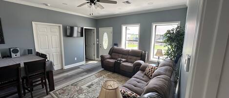 Smart-tv, een dvd-speler en een stereo