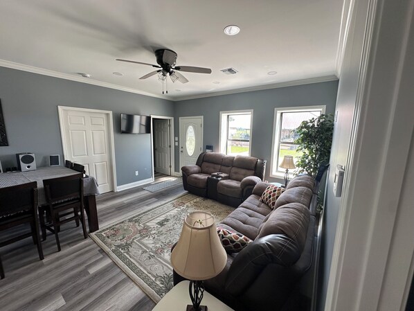 Smart TV, DVD player, stereo - Charming 1-bedroom cottage in Ridge/Judice community with central AC/Heating.  (Lafayette)