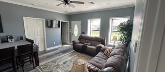 Charming 1-bedroom cottage in Ridge/Judice community with central AC/Heating. 