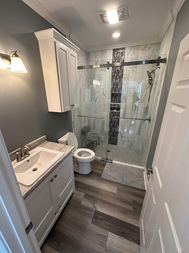 Charming 1-bedroom cottage in Ridge/Judice community with central AC/Heating. 