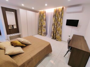 3 habitaciones, tabla de planchar con plancha, wifi y ropa de cama 