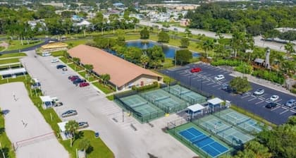 Great 2bedroom cottage in Fort Myers Beach, SANIBEL, w.WiFi, fitness room &pool