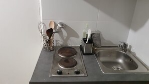 Fridge, coffee/tea maker