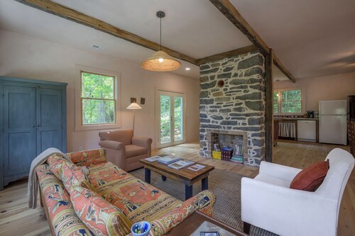 The Perch - whimsical cottage near lovely Lexington