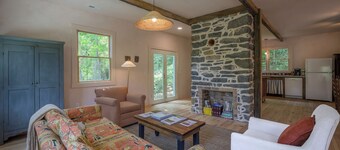 The Perch - whimsical cottage near lovely Lexington