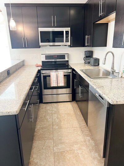 Clean and comfortable 2-bedroom house with AC, WiFi in central Eugene location.