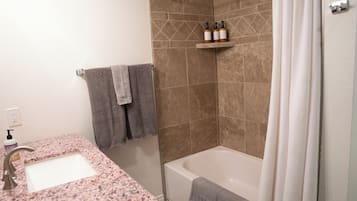 Hårføner, håndklær, såpe og sjampo