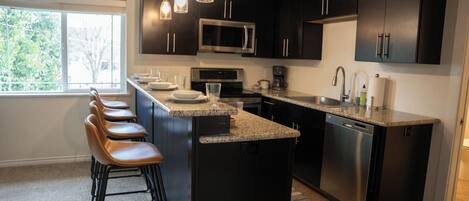 Frigorifero, microonde, forno, piano cottura