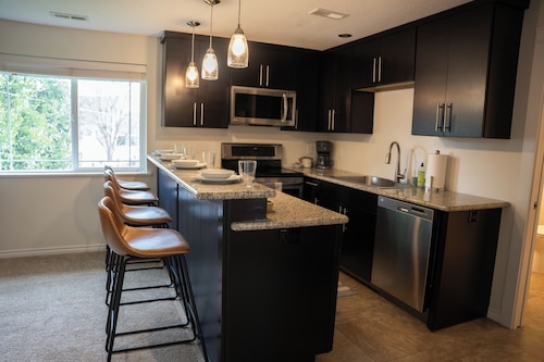 Cozy EUG 2BR on quiet street close to it all!