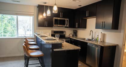 Cozy EUG 2BR on quiet street close to it all!