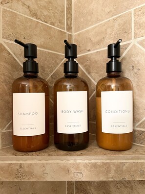 Sèche-cheveux, serviettes fournies, savon, shampoing