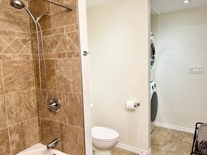 Sèche-cheveux, serviettes fournies, savon, shampoing