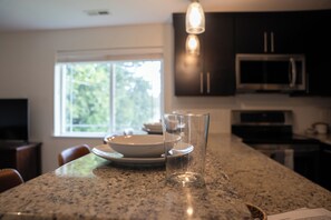 Fridge, microwave, oven, stovetop - Quiet Pet-Friendly Home Near Autzen (Eugene)