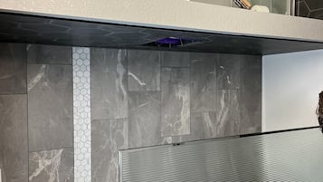 Douche, sèche-cheveux, serviettes fournies, savon