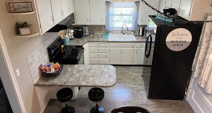 Cozy 2-bedroom home near McPherson College and park with HUGE yard- pet friendly