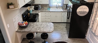 Cozy 2-bedroom home near McPherson College/park with HUGE yard- NO CLEANING FEES