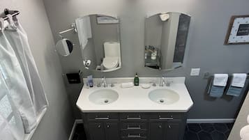 Douche, sèche-cheveux, serviettes fournies, savon