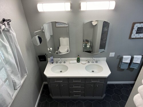 Cozy 2-bedroom home near McPherson College/park with HUGE yard- NO CLEANING FEES