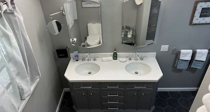 Cozy 2-bedroom home near McPherson College/park with HUGE yard- NO CLEANING FEES
