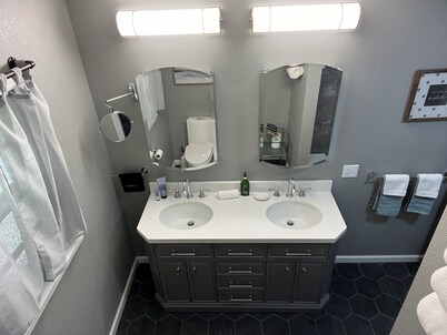 Cozy 2-bedroom home near McPherson College/park with HUGE yard- NO CLEANING FEES