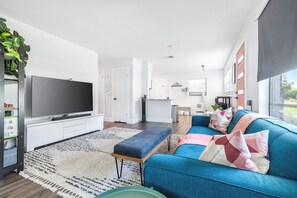 Ferienhaus, Mehrere Betten, Küche, Gartenblick (Whispering Oaks Getaway) | Wohnbereich