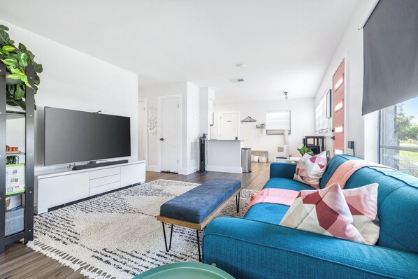 Nhà, nhiều giường, bếp, quang cảnh vườn (Whispering Oaks Getaway) | Khu phòng khách | TV 42-inch có truyền hình kỹ thuật số