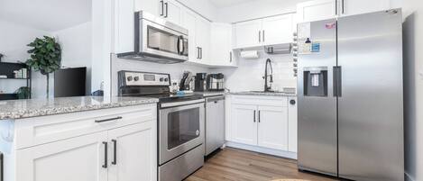 Casa, varias camas, cocina, vista al jardín (Whispering Oaks Getaway) | Cocina privada | Refrigerador, microondas, horno y parrilla de estufa