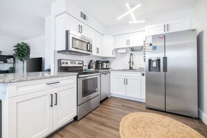 Ferienhaus, Mehrere Betten, Küche, Gartenblick (Whispering Oaks Getaway) | Eigene Küche | Kühlschrank, Mikrowelle, Ofen, Herdplatte