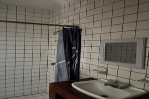 Standard Room | Bathroom | Shower, towels, soap - OYO Hotel Linda Tijuana (Tijuana)