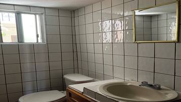 Chambre Standard, 1 lit une place | Salle de bain | Douche, serviettes fournies, savon