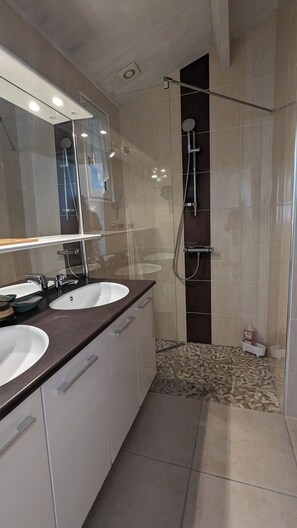 Shower, hair dryer, towels - Maison vue mer (Angoulins)