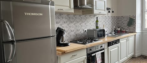 Fridge, microwave, oven, stovetop