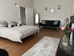 2 bedrooms, iron/ironing board, WiFi, bed sheets - LA VILLA LOUANA 2, apartment 100 m 2, old-fashioned charm, high standing (Aubusson)